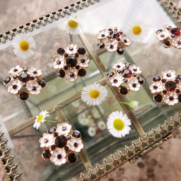 Металлические пуговицы с ромашками и стразами