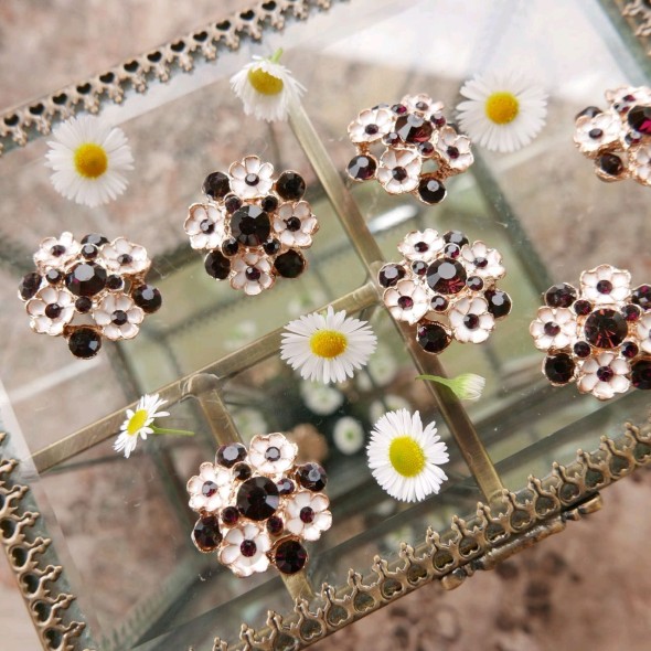 Металлические пуговицы с ромашками и стразами