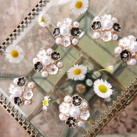 Металлические пуговицы с ромашками и стразами