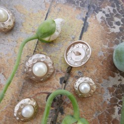 Пуговицы металлические с жемчугом
