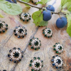 Металлические пуговицы со стразами