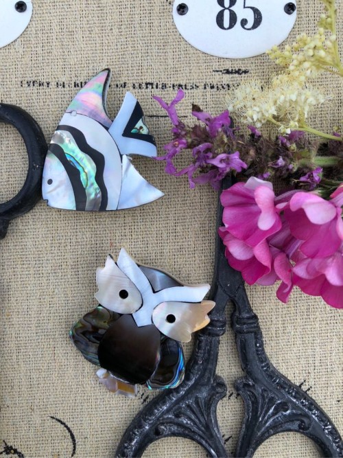 Брошь перламутровая