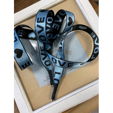 Шнурок голубого цвета из репсовой жаккардовой ленты с текстом LOVE