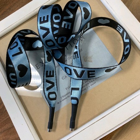 Шнурок голубого цвета из репсовой жаккардовой ленты с текстом LOVE