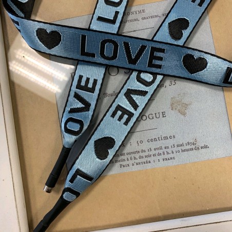 Шнурок голубого цвета из репсовой жаккардовой ленты с текстом LOVE