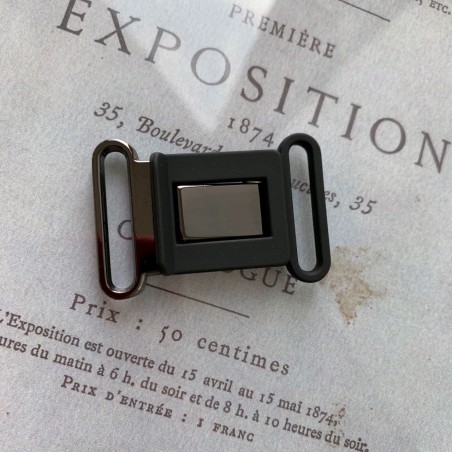 Пряжка чёрного цвета разъёмная пластиковая с металлом