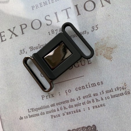 Пряжка чёрного цвета разъёмная пластиковая с металлом