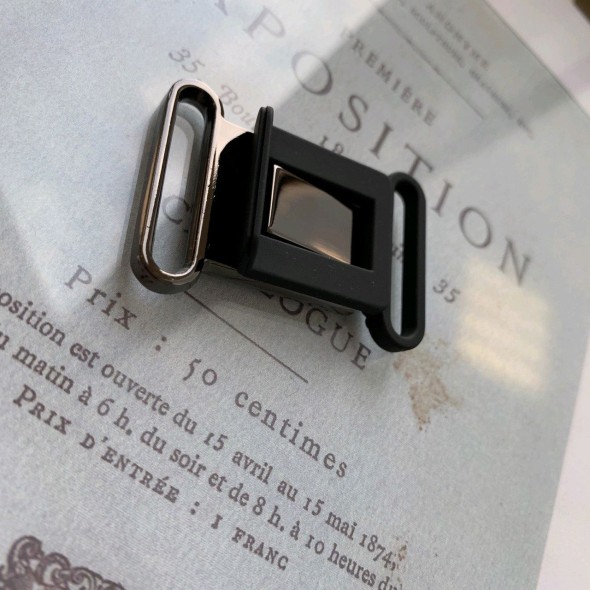 Пряжка чёрного цвета разъёмная пластиковая с металлом