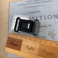 Пряжка чёрного цвета разъёмная пластиковая с металлом