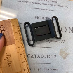 Пряжка чёрного цвета разъёмная пластиковая с металлом