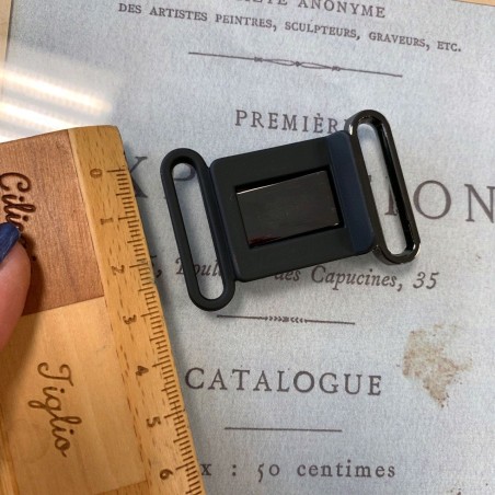 Пряжка чёрного цвета разъёмная пластиковая с металлом