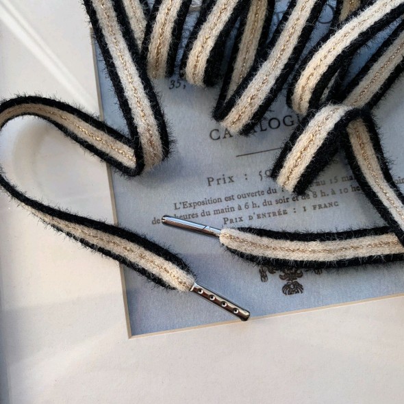 Шнурки полосатые для спортивной одежды черные с золотистым люрексом