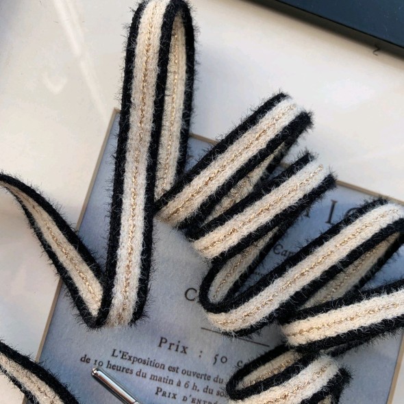 Шнурки полосатые для спортивной одежды черные с золотистым люрексом