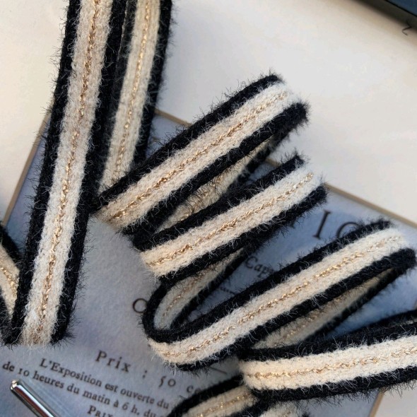 Шнурки полосатые для спортивной одежды черные с золотистым люрексом