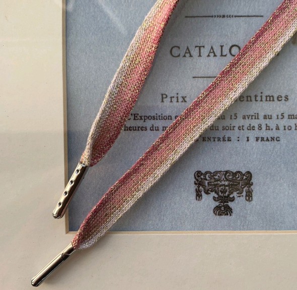 Шнурок полосатый для спортивной одежды в розовых тонах