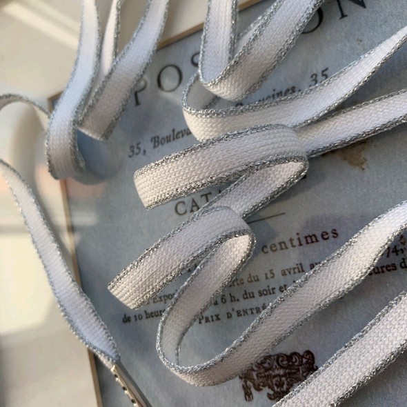 Шнурки для декорирования одежды белые с серебристой каймой