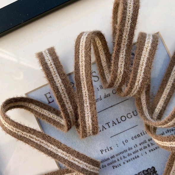 Шнурки полосатые для спортивной одежды светло-коричневые с люрексом