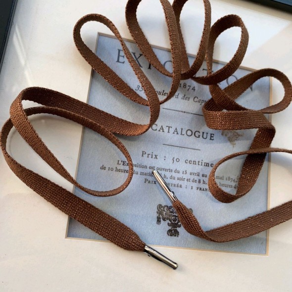 Шнурки трикотажные коричневого цвета с золотистым люрексом