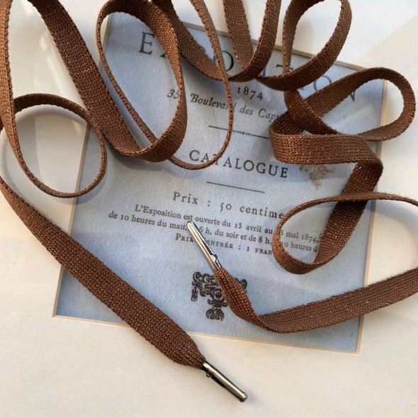 Шнурки трикотажные коричневого цвета с золотистым люрексом