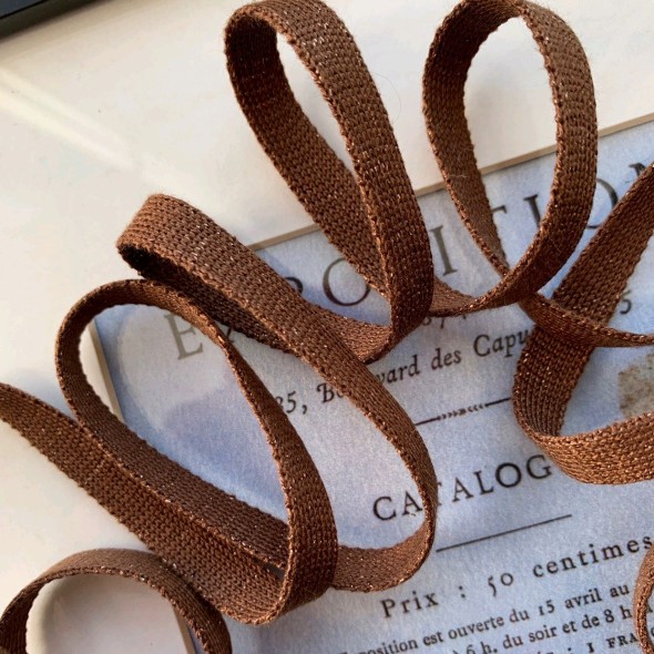 Шнурки трикотажные коричневого цвета с золотистым люрексом