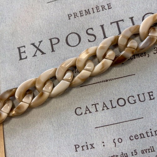 Декоративная пластиковая цепочка бежевого цвета