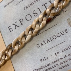 Декоративная пластиковая цепочка бежевого цвета