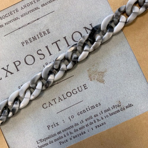 Декоративная пластиковая цепочка серого цвета