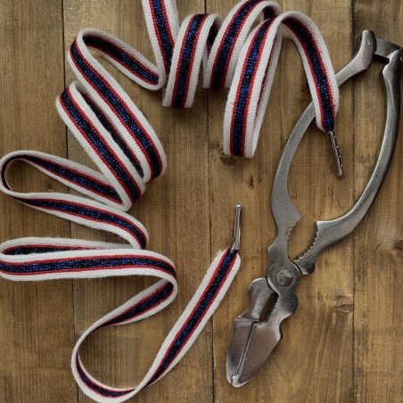 Яркий белый шнурок с красной и синей полосками