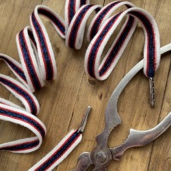 Яркий белый шнурок с красной и синей полосками