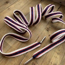 Яркий белый шнурок с красной и синей полосками