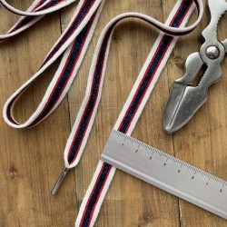 Яркий белый шнурок с красной и синей полосками