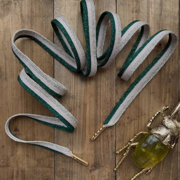 Стильные бежевые шнурки с яркой зелёной и золотистой полосками