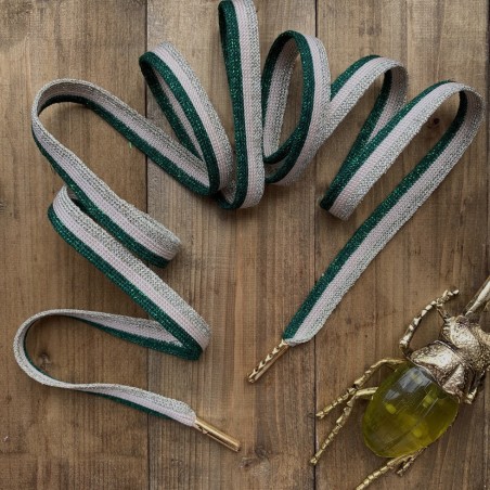 Стильные бежевые шнурки с яркой зелёной и золотистой полосками