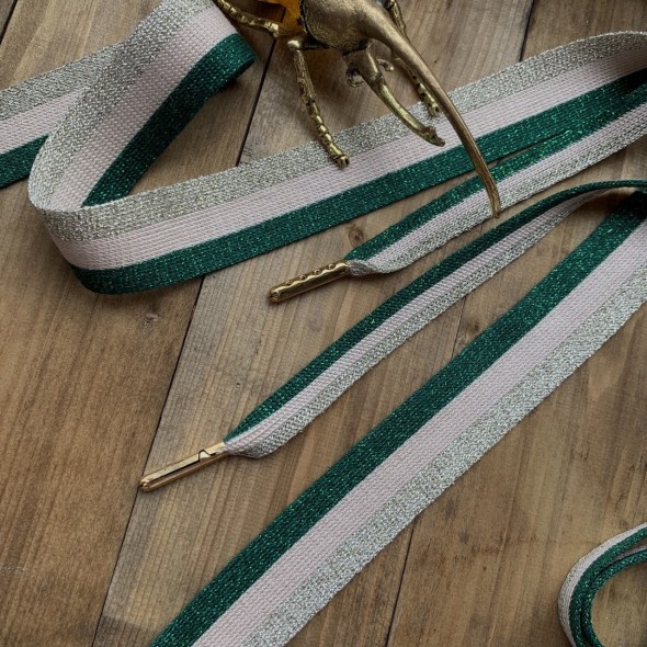 Стильные бежевые шнурки с яркой зелёной и золотистой полосками