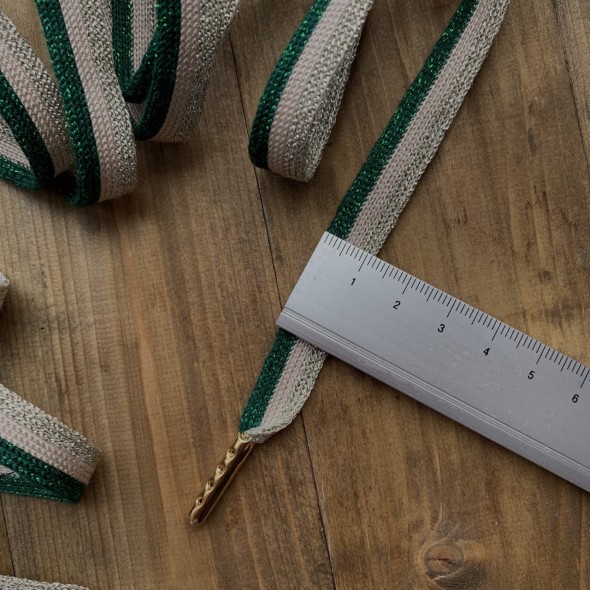 Стильные бежевые шнурки с яркой зелёной и золотистой полосками