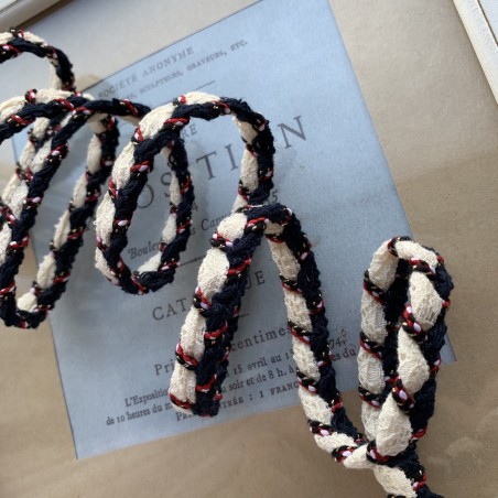 Плетёная тесьма в классическом стиле