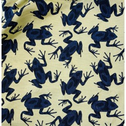 Жаккард с синими лягушками на бледно-желтом фоне