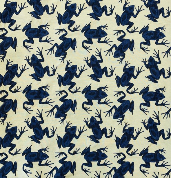 Жаккард с синими лягушками на бледно-желтом фоне