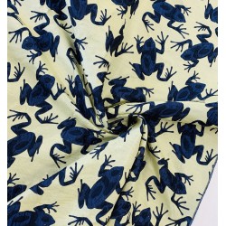 Жаккард с синими лягушками на бледно-желтом фоне