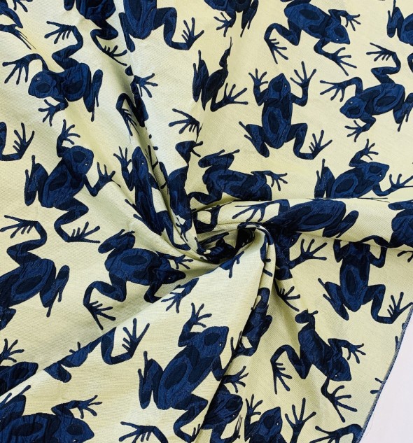 Жаккард с синими лягушками на бледно-желтом фоне