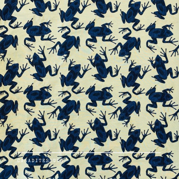 Жаккард с синими лягушками на бледно-желтом фоне