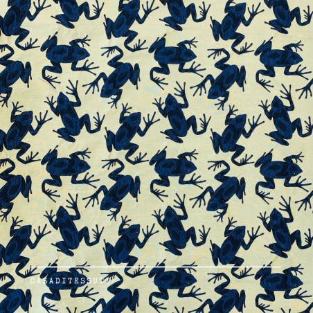 Жаккард с синими лягушками на бледно-желтом фоне