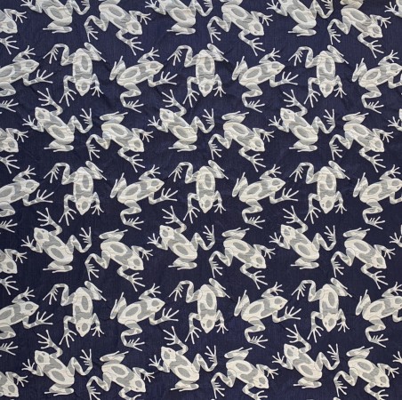 Жаккард с серыми лягушками на темно-синем фоне