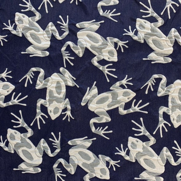 Жаккард с серыми лягушками на темно-синем фоне