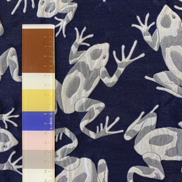 Жаккард с серыми лягушками на темно-синем фоне