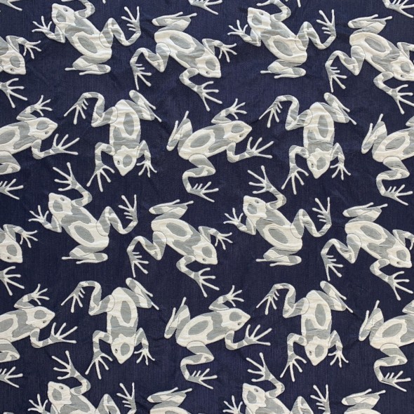 Жаккард с серыми лягушками на темно-синем фоне