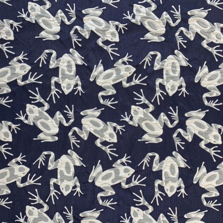 Жаккард с серыми лягушками на темно-синем фоне