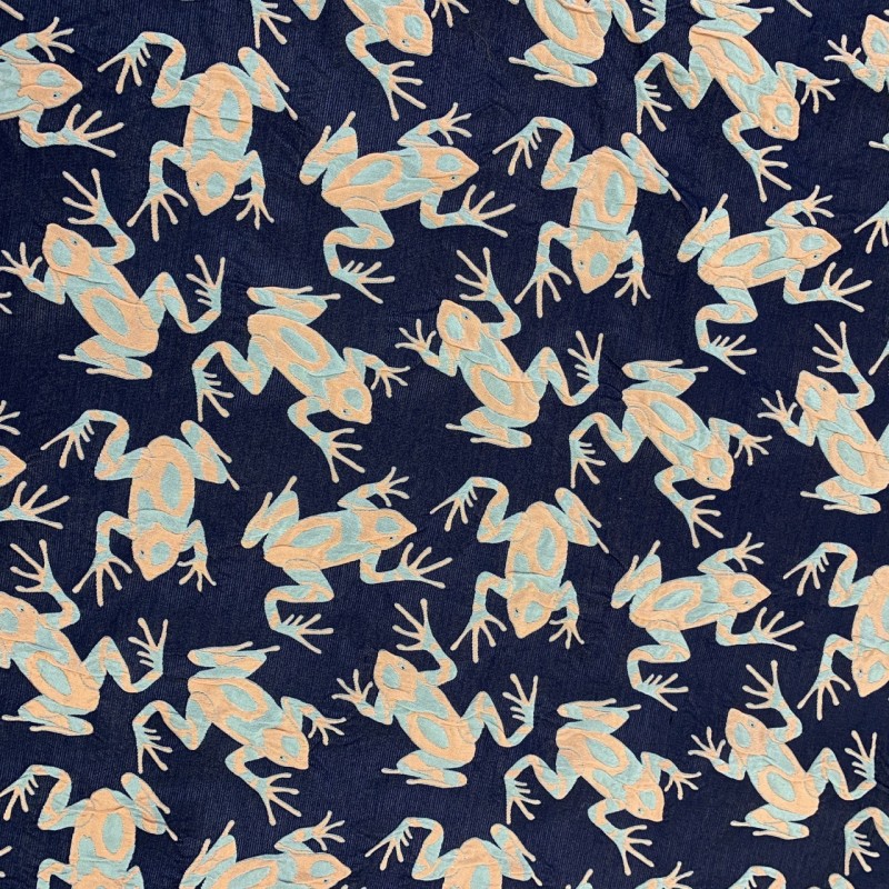 Жаккард с серо-оранжевыми лягушками на темно-синем фоне