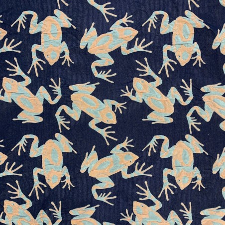 Жаккард с серо-оранжевыми лягушками на темно-синем фоне