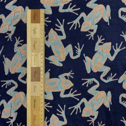 Жаккард с серо-оранжевыми лягушками на темно-синем фоне